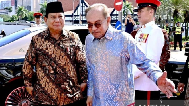 El primer ministro de Malasia, Anwar Ibrahim (centro), da la bienvenida al presidente de Indonesia, Prabowo Subianto (izquierda), en el patio de Rumah Tangsi, Kuala Lumpur, Malasia, el jueves 9 de enero de 2025.