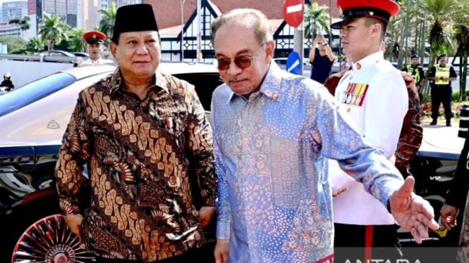 Perdana Menteri Malaysia Anwar Ibrahim (tengah) menyambut kedatangan Presiden RI Prabowo Subianto (kiri) di pelataran Rumah Tangsi, Kuala Lumpur, Malaysia, Kamis, 9 Januari 2025.