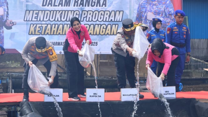 Kapolda Kalsel, Irjen Pol Rosyanto Yudha Hermawan saat melakukan penebaran bibit ikan - Foto Dok Istimewa 