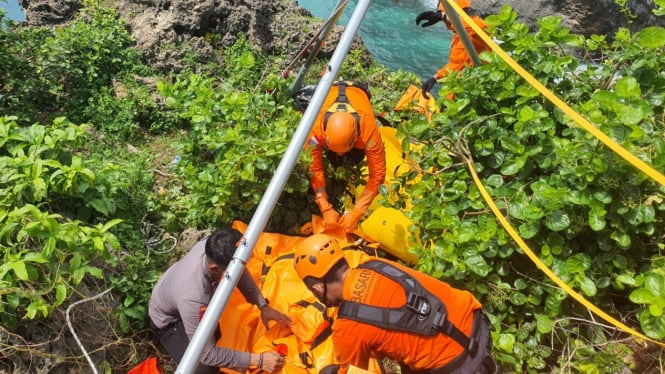 Evakusi mayat perempuan di Tebing Pura Uluwatu