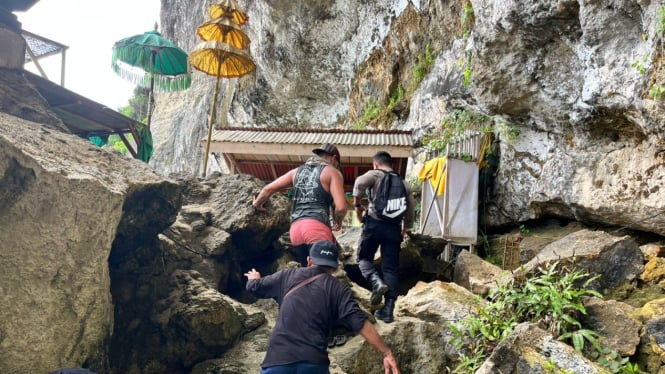 Proses evakuasi WN Romania yang terjebak tanah longsor di Tebing Pura Segara Kidul Nusa Penida, Bali.