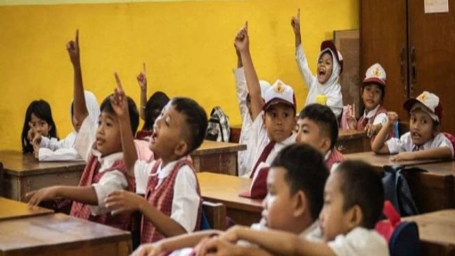 Sejumlah siswa mengikuti pelajaran di SDN Karet 01, Jakarta.