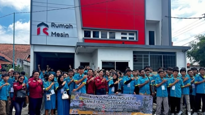 Rombongan Siswa SMK TI Bali Global yang melakukan kunjungan industri ke Pulau Jawa - Foto ( Tangkapan Layar Instagram SMK TI Bali Global Badung