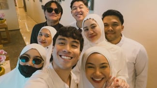 Potret Haru Mahalini Jalani Umrah Pertama Bersama Rizky Febian dan Geng Artis