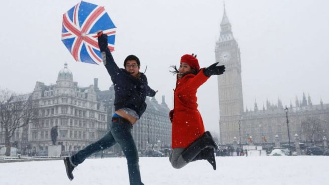 Turis asal Indonesia menikmati cuaca salju di London, Inggris