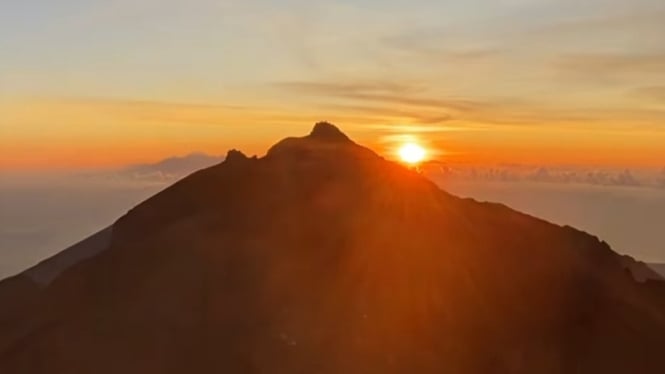 Gunung Agung yang berlokasi di Kabupaten Karangasem Bali.