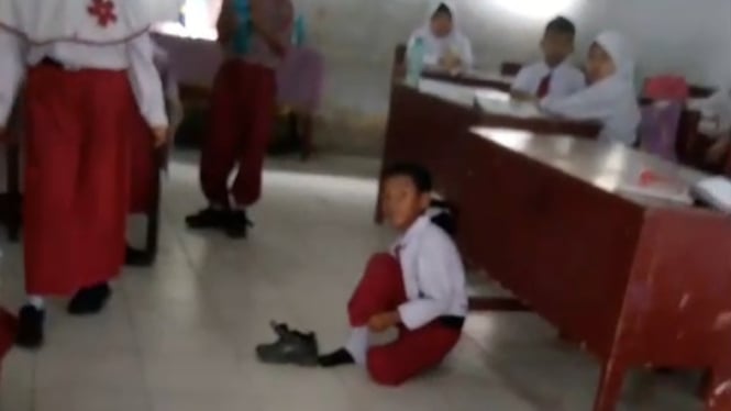 Siswa SD di Kota Medan, harus belajar di lantai kelas.(tangkap layar)