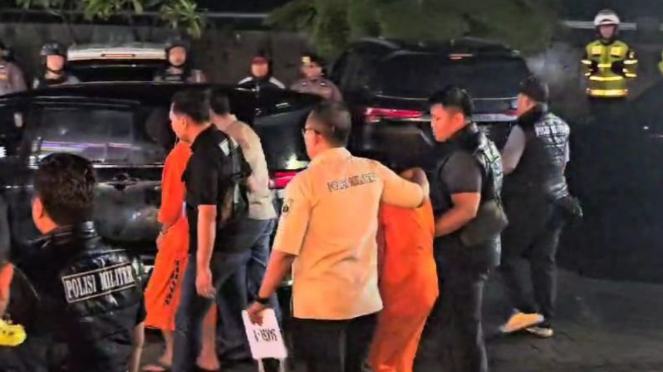 3 Oknum TNI AL dikawal polisi militer dalam rekonstruksi di rest area tol