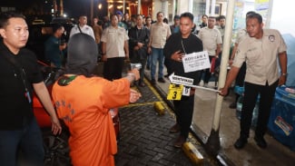 Anak Bos Rental Sempat Emosi Saat Jalani Rekonstruksi Adegan Penembakan di Tol Tangerang