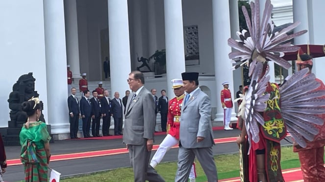 Presiden RI Prabowo Subianto dan PM Jepang Shigeru Ishiba saat inspeksi pasukan di Istana Bogor, Jawa Barat, Sabtu, 11 Januari 2025