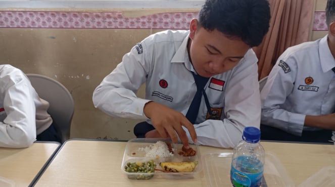 Salah satu siswa SMP di Palembang, saat menyantap makanan bergizi gratis dari pemerintah.