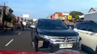 Pakai Strobo Pajero Sport Pelat Nomor Sipil Seenaknya Lawan Arah di Jalan Macet