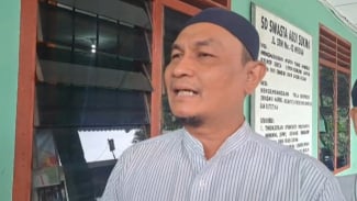 Guru Hukum Siswanya yang Viral Duduk di Lantai Kelas, Dibebastugaskan Mengajar