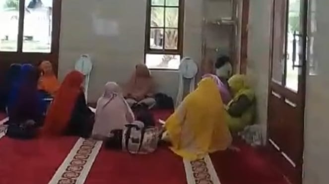 Aktivitas pengajian di dalam Masjid Rumah Dinas Gubernur Sumut.(tangkap layar)