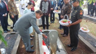 PM Jepang Shigeru Ishiba Tabur Bunga di Makam Prajurit Jepang di TMP Kalibata