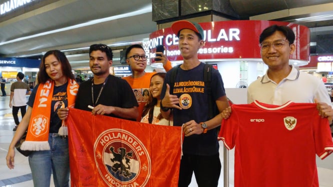 Komunitas Fanbase Nasional Tim Netherlands (Belanda) mendatangi area kedatangan internasional di Terminal 3, Bandara Soekarno-Hatta, Tangerang, sambut kedatangan pelatih timnas Indonesia Patrick Kluivert