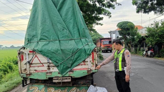 Polisi sedang mendalami lokasi kejadian kecelakaan yang menewaskan dua pemuda di Tuban. (Foto: Imran SA Putra/VIVA Jatim.