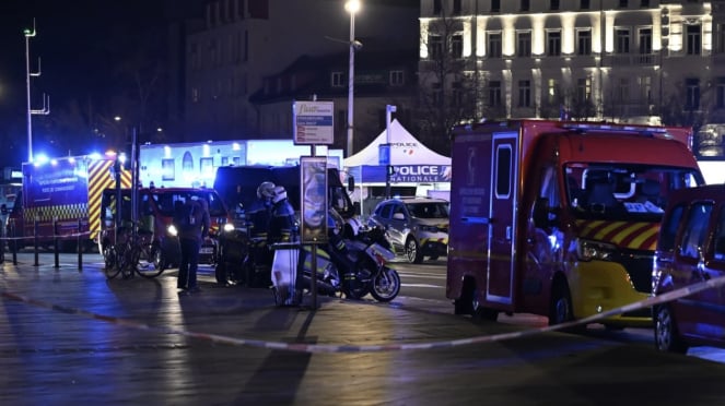 La policía hace guardia en la Estación Central de París