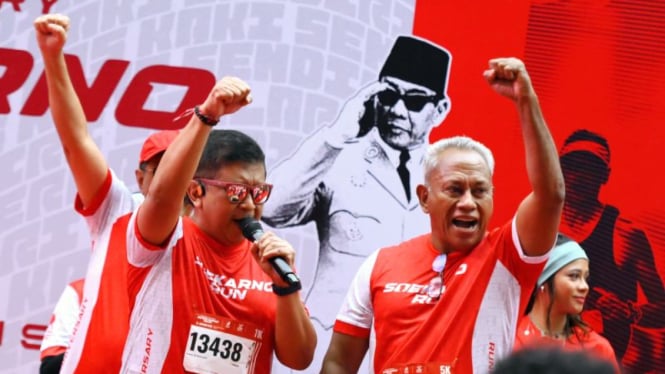 Sekretaris Jenderal PDI Perjuangan Hasto Kristiyanto (kiri) mengikuti Soekarno Run 2025 di kawasan Gelora Bung Karno (GBK), Jakarta, Minggu, 12 Januari 2025.