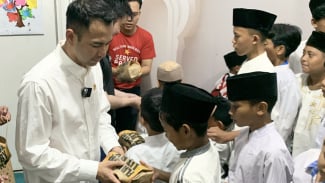 Datangi Rumah Yatim dan Bagi-bagi Makanan, Raffi Ahmad Tekankan Pentingnya Berbagi