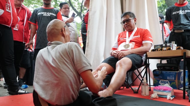 Momen Hasto Kristiyanto Menikmati Pijat Refleksi Penyandang Disabilitas di GBK