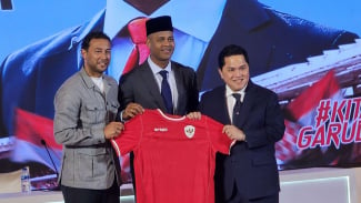 Pakai Peci Hitam, Pelatih Timnas Baru Patrick Kluivert Resmi Diperkenalkan PSSI