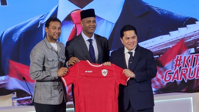 Pakai Peci Hitam, Pelatih Timnas Baru Patrick Kluivert Resmi Diperkenalkan PSSI