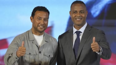 Pelatih Timnas Indonesia Patrick Kluivert dan Asisten Pelatih Denny Landzaat