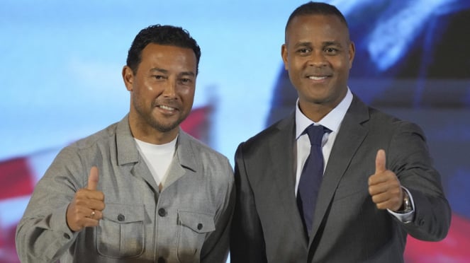 El entrenador del equipo nacional de Indonesia, Patrick Kluivert, y el entrenador asistente, Danny Landzaat.