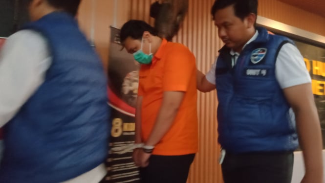 Pria berinisial RYS (29), yang dicokok buntut menjual video pornografi anak di bawah umur lewat aplikasi Telegram