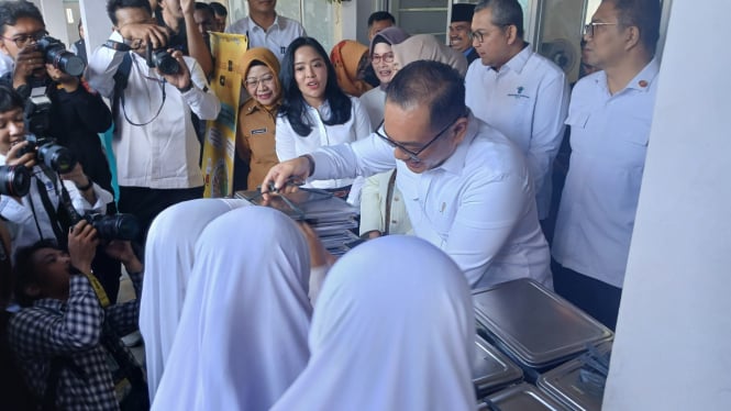 Wakil Menteri Investasi dan Hilirisasi/Wakil Kepala BKPM, Todotua Pasaribu saat mendistribusikan menu MBG