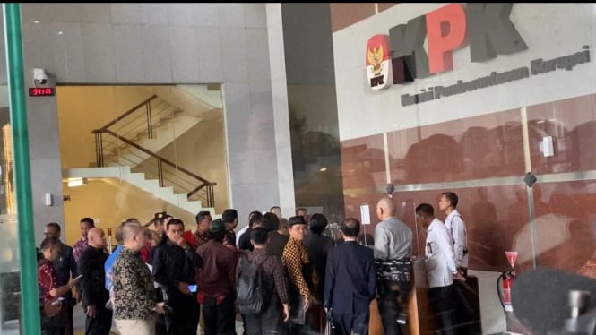 Hasto dan tim penasihat hukum didampingi simpatisan PDIP di KPK