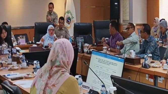 Wakil Ketua DPRD DKI Jakarta Rani Mauliani (kedua kiri) saat rapat.