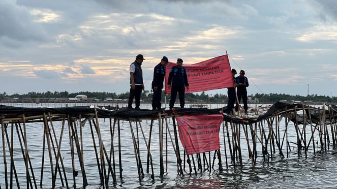 Pagar bambu di laut Tangerang, tepatnya di kawasan Pakuhaji, Kabupaten Tangerang saat ditutupnya KKP