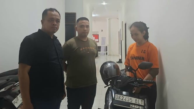 Sinta, mahasiswi terlibat dalam sindikat ranmor saat diamankan petugas kepolisian bersama barang bukti.(dok Polsek Tuntungan)