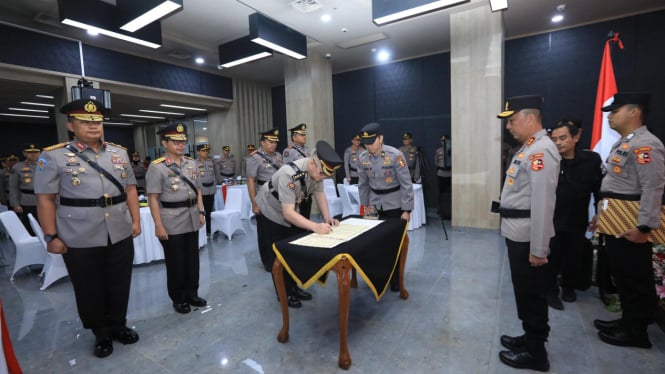 Kadiv Humas Polri Irjen Sandi Nugroho memimpin upacara sertijab