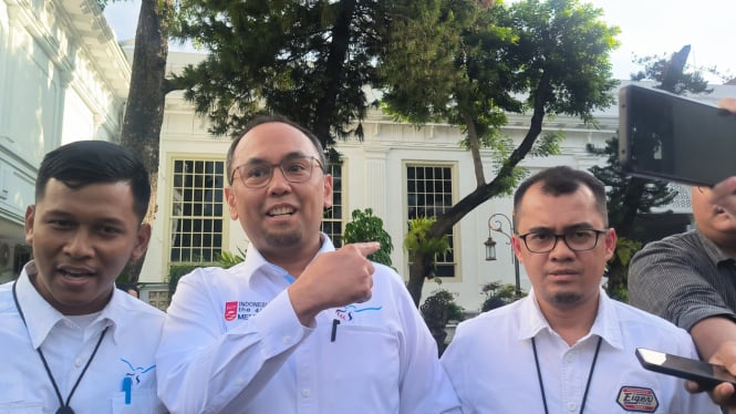 Kepala PPATK, Ivan Yustiavandana (tengah) di Kompleks Istana Kepresidenan, Jakarta Pusat, Senin, 13 Januari 2025