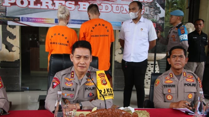 Kapolda Bali Irjen Pol. Daniel Adityajaya (kiri) saat pengungkapan kasus TPPO di Polres Badung Bali 