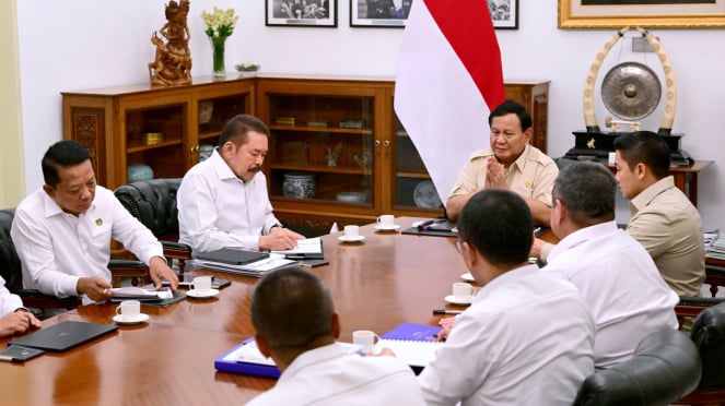 El presidente de Indonesia, Prabowo Subianto, convocó al fiscal general Sant Burhanuddin, al presidente del PPATK, Ivan Yustiyavandana, y al presidente de la Agencia de Supervisión y Desarrollo Financiero (BPKP), Yusuf Ateh, al Palacio Presidencial de Yakarta, el lunes 13 de enero de 2025.