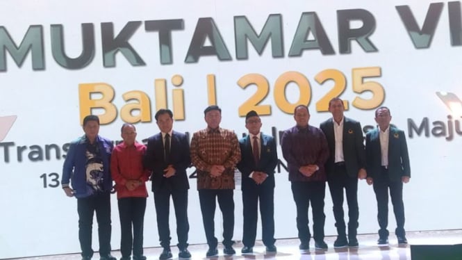 Pendiri Partai Bulan Bintang (PBB) Yusril Ihza Mahendra (tiga kiri) dan Menteri Koordinator Bidang Politik dan Keamanan Budi Gunawan (tengah) berfoto bersama dengan sejumlah tokoh di sela pembukaan Muktamar VI PBB di Denpasar, Bali, Senin, 13 Januari 2025