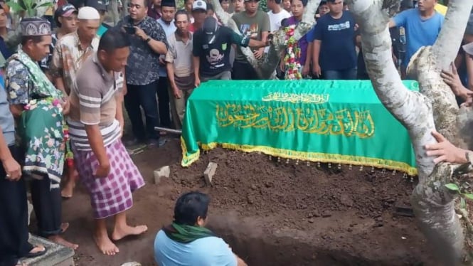 Proses pemakaman jenazah korban ledakan rumah anggota polisi di Mojokerto. (Foto: M Lutfi Vermansyah/VIVA Jatim)