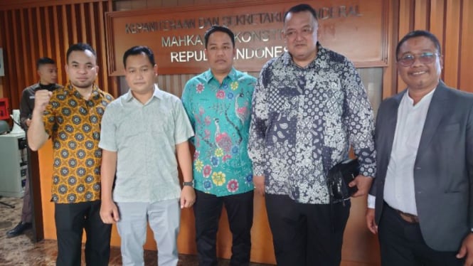 Calon Bupati Lamandau Hendra Lesmana (tengah) bersama tim hukum di MK.