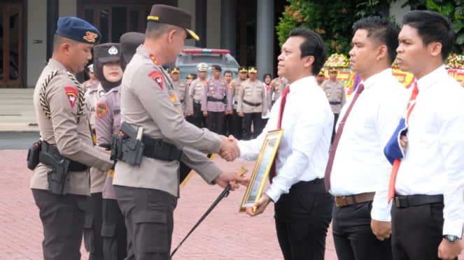 La policía de Kasatreskrim Tangerang fue premiada por el jefe de policía de Banten. (Documentos de la policía de Banten)