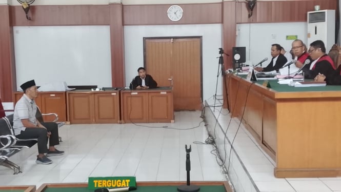 Terdakwa Syamsul dihadirkan dalam sidang vonis dugaan korupsi Dana Desa di Pengadilan Negeri Tipikor Palembang.