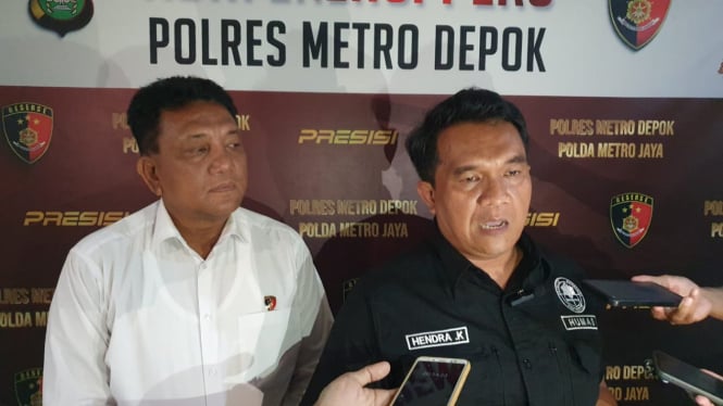 Kasi Humas Polres Metro Depok AKP Hendra saat memberikan keterangan