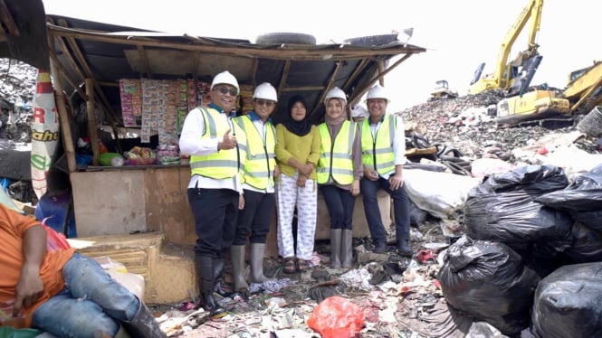 Stafsus Wapres Gibran kunjungi program pemberdayaan PNM di TPST Bantar Gebang