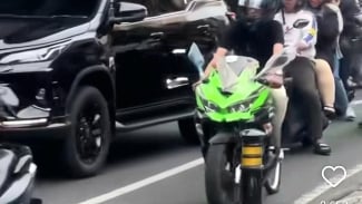 Beda dari yang Lain, Pengendara Kawasaki Ninja Ini Berhasil Bikin Polisi Bingung