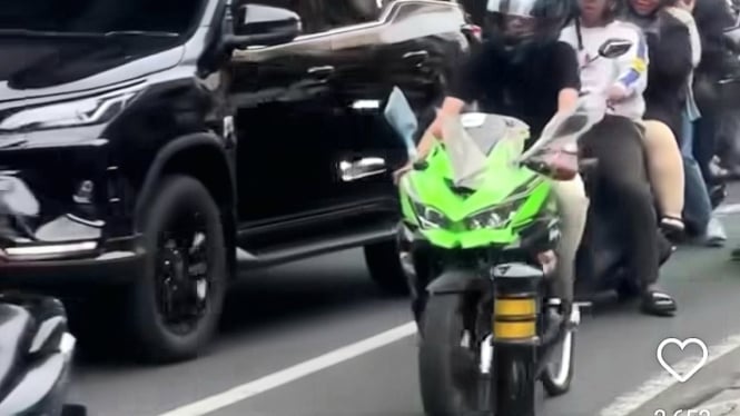 Aksi unik pengendara Kawasaki Ninja