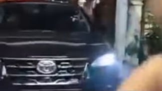 Viral Fortuner Pelat Khusus Diserang Seorang Warga di Jalan Perkampungan