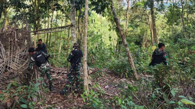 VIVA Militer: Prajurit Satgas Yonzipur 8/SMG di Hutan Long Midang